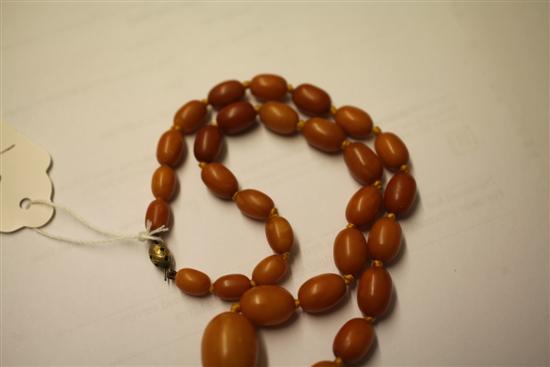 A single strand graduated amber bead necklace, 19in.(-)